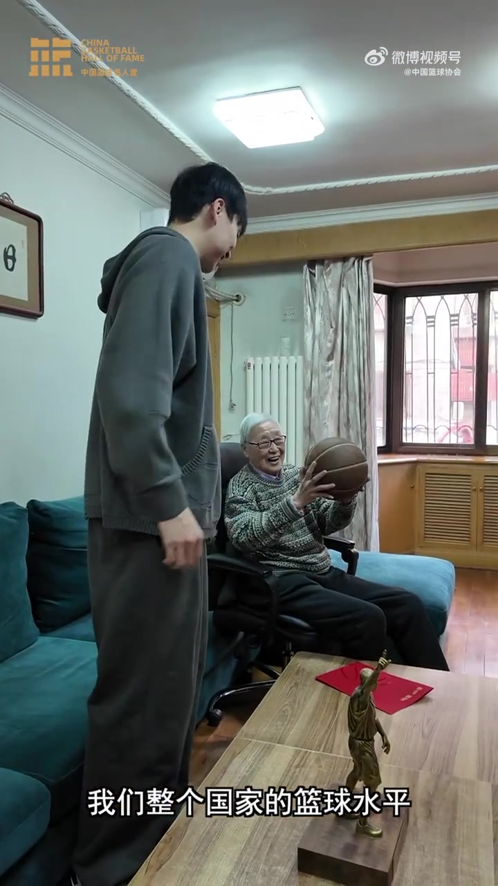 png电子网站取得无数荣誉的女篮国手！齐麟为奶奶杨洁呈送名人堂入堂贺信