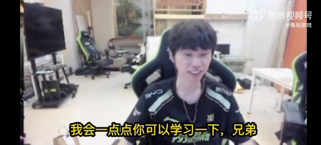 png电子平台Doinb：去年版本，就有很多职业选手找我学小炮、飞机！