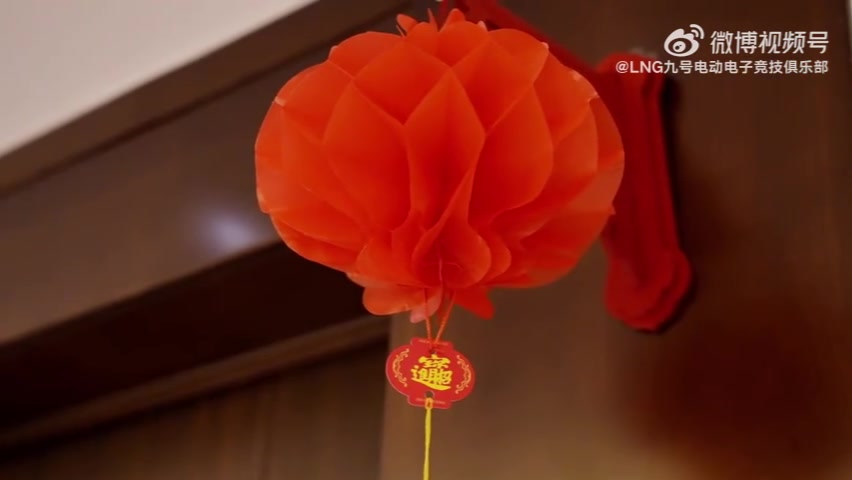 png电子平台LNG发布团综视频：且看六名住客如何破除谜团，欢喜过年！