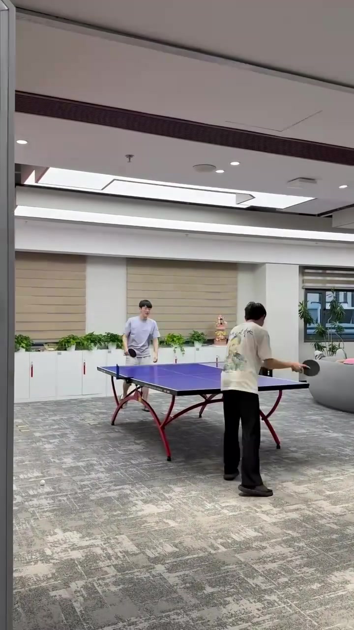 png电子网站JDG中辅乒乓球桌上切磋！Scout：太简单了呀