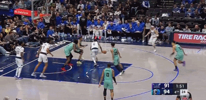 png电子平台美如画！欧文传低了 克莱俯身捡球顺势漂移出手&三分命中