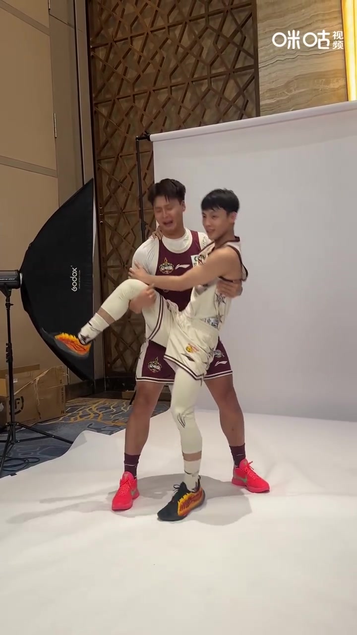 png电子平台老队友拍定妆照😘赵睿公主抱徐杰 随后还将徐中锋背起