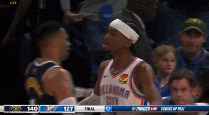 png电子网站雷霆两代领袖！赛后威少和亚历山大拥抱致意&热情寒暄