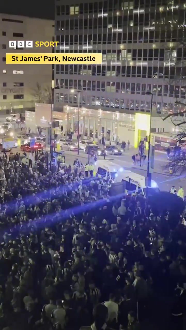 png电子官网结束70年冠军荒！众多纽卡球迷走上街头庆祝联赛杯夺冠