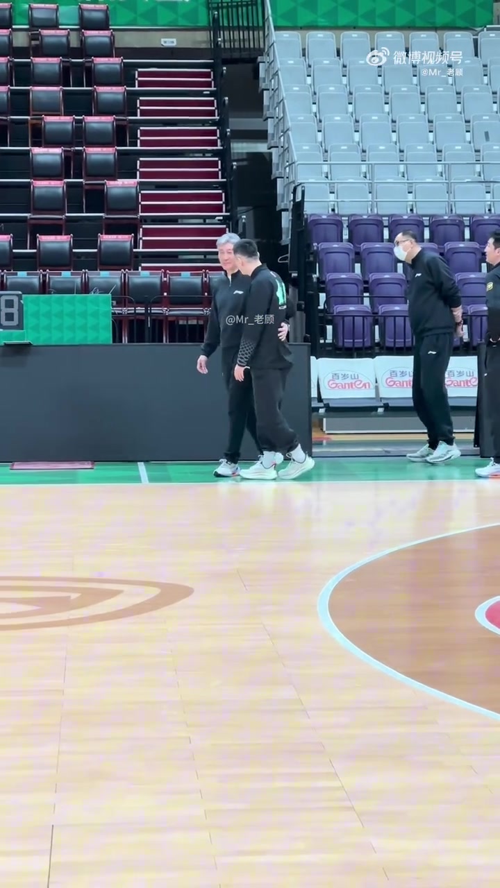 png电子官网今晚客场挑战辽宁队 媒体人：贺希宁上午没有出现在踩场训练中
