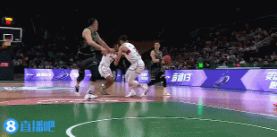 png电子官网🥰暖心！韩德君空接被犯规&双膝跪地差点闪腰 广州全队上来关心