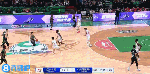 png电子官网🥰暖心！韩德君空接被犯规&双膝跪地差点闪腰 广州全队上来关心