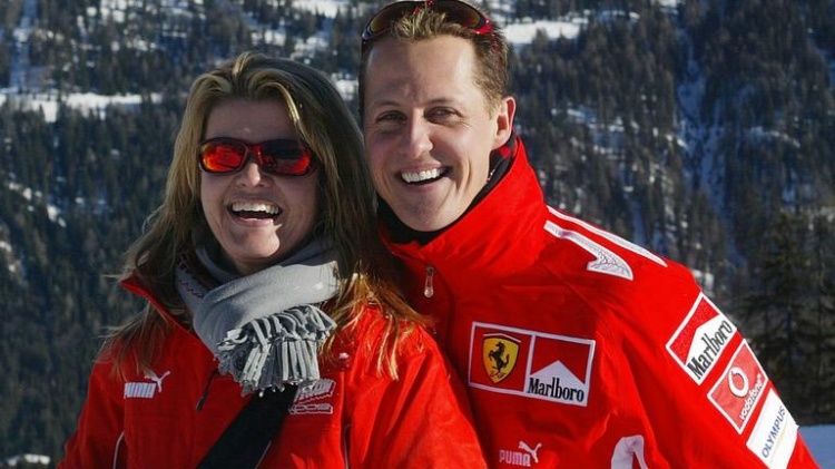 png电子官网邮报：妻子帮助舒马赫在赛车头盔上签名，用于斯图尔特的慈善拍卖