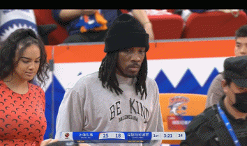 png电子网站🥺心系球队！因髂腰肌撕裂伤停的布莱德索场边观战上海比赛