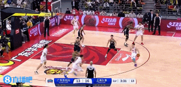 png电子官网😏一气呵成！李添荣突破靠住防守转身金鸡独立跳投得分