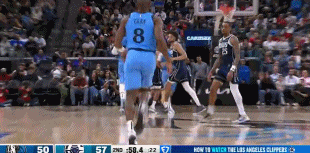 png电子看着很疼！诺曼-鲍威尔被克里斯蒂撞到大腿痛苦倒地 随即被换下场