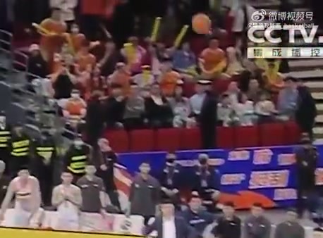 png电子官网嘻嘻😁不嘻嘻😥哈维完成绝杀后 徐昕从替补席站起来呆在原地