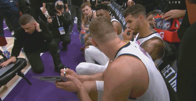 png电子官网我亲自来！掘金刚刚解雇主帅马龙 约基奇在场边亲自上手画战术