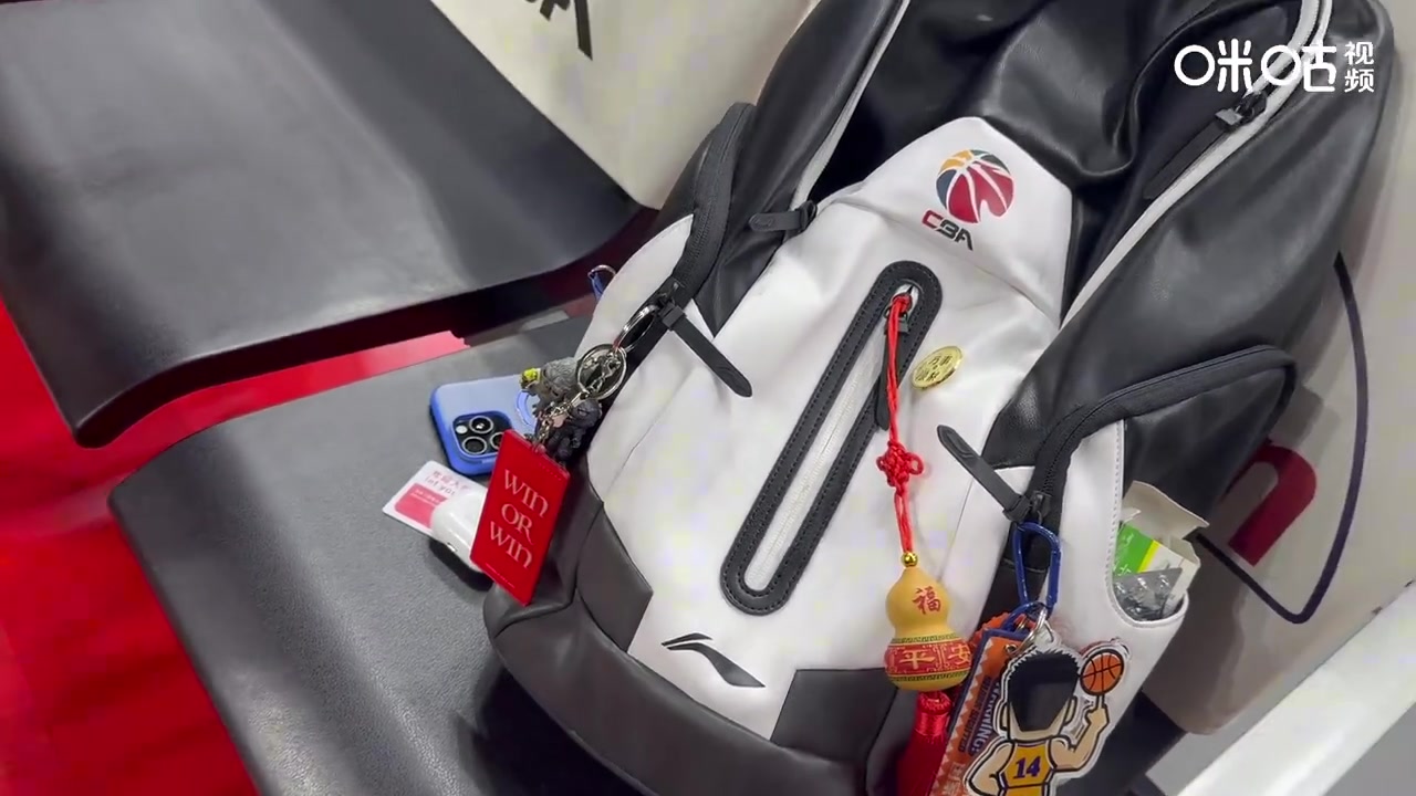 png电子网站一生要赢的Ben Li👀李弘权包挂和球鞋都有“win or win”字样