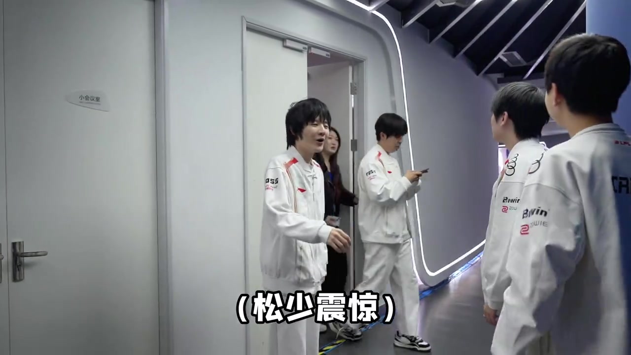 png电子平台TES分享后台选手花絮：小奶油碰瓷~