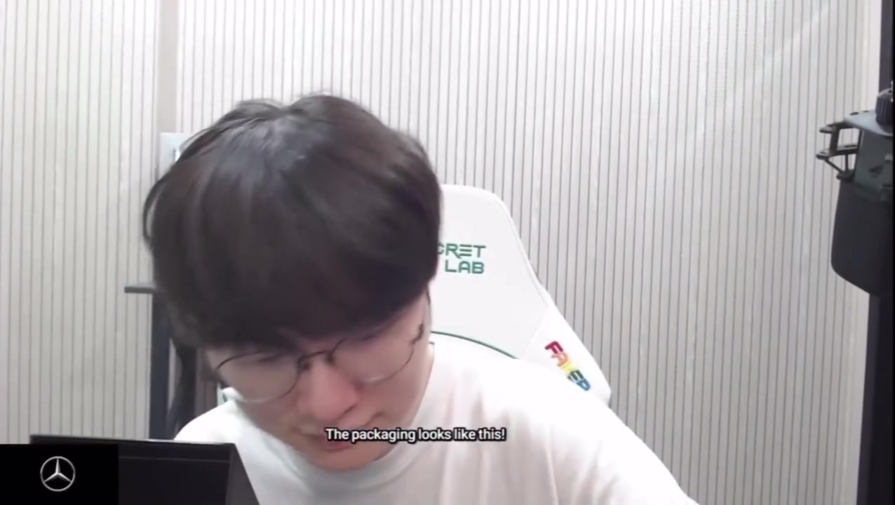 png电子网站Faker给大家看纪念币实物：这是前面，是坐在王座上的样子，后面有星星