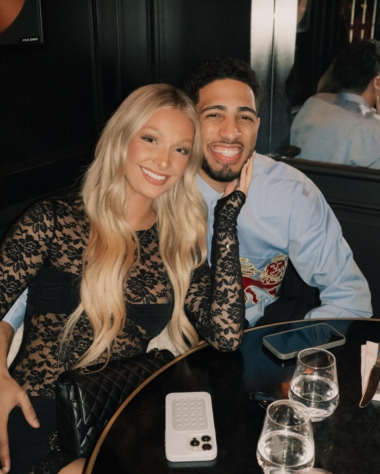 png电子官网哈利伯顿晒与女友合照：六年光阴&无数回忆&余生共度 爱你❤️