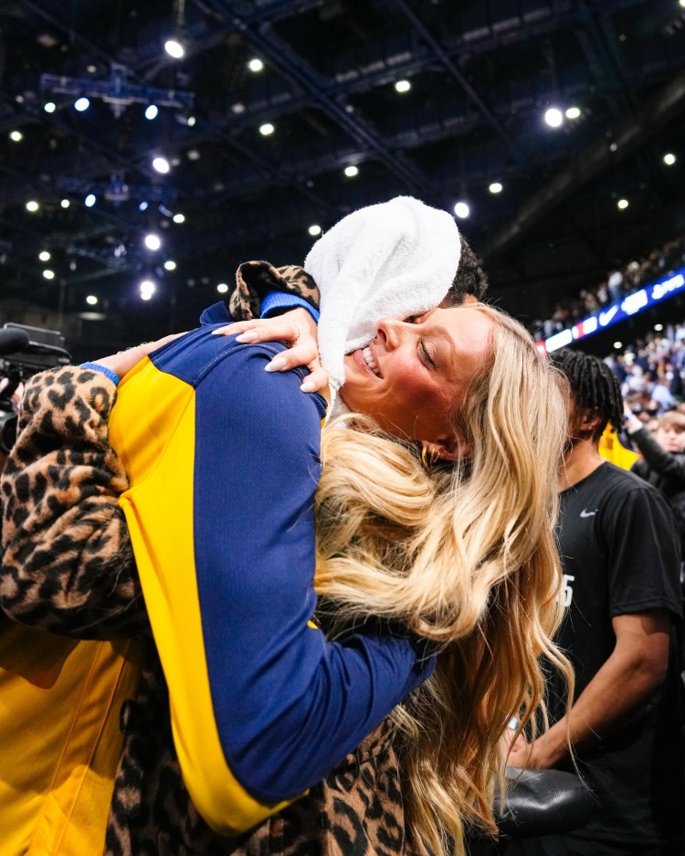 png电子官网哈利伯顿晒与女友合照：六年光阴&无数回忆&余生共度 爱你❤️