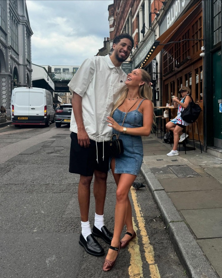 png电子官网哈利伯顿晒与女友合照：六年光阴&无数回忆&余生共度 爱你❤️