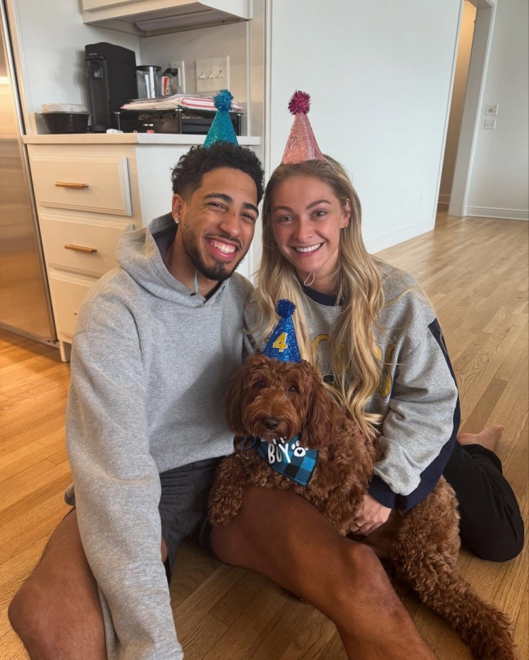 png电子官网哈利伯顿晒与女友合照：六年光阴&无数回忆&余生共度 爱你❤️