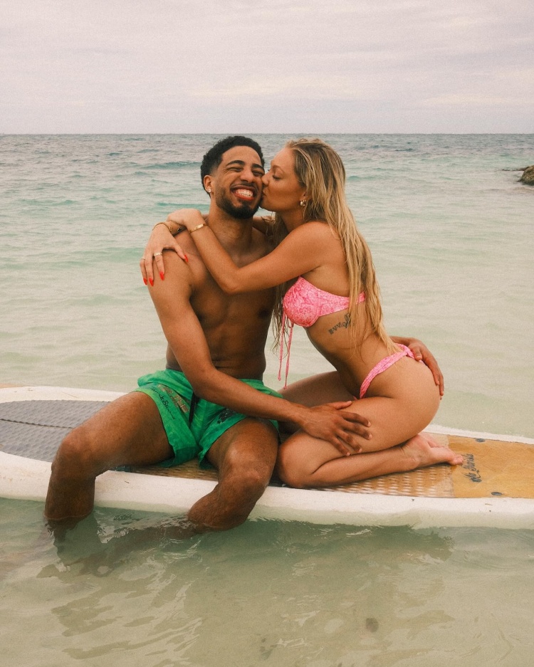 png电子官网哈利伯顿晒与女友合照：六年光阴&无数回忆&余生共度 爱你❤️