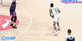 png电子网站😃梦回当年！翟晓川假手递手直接突破 秀空中滑翔拉杆上篮！