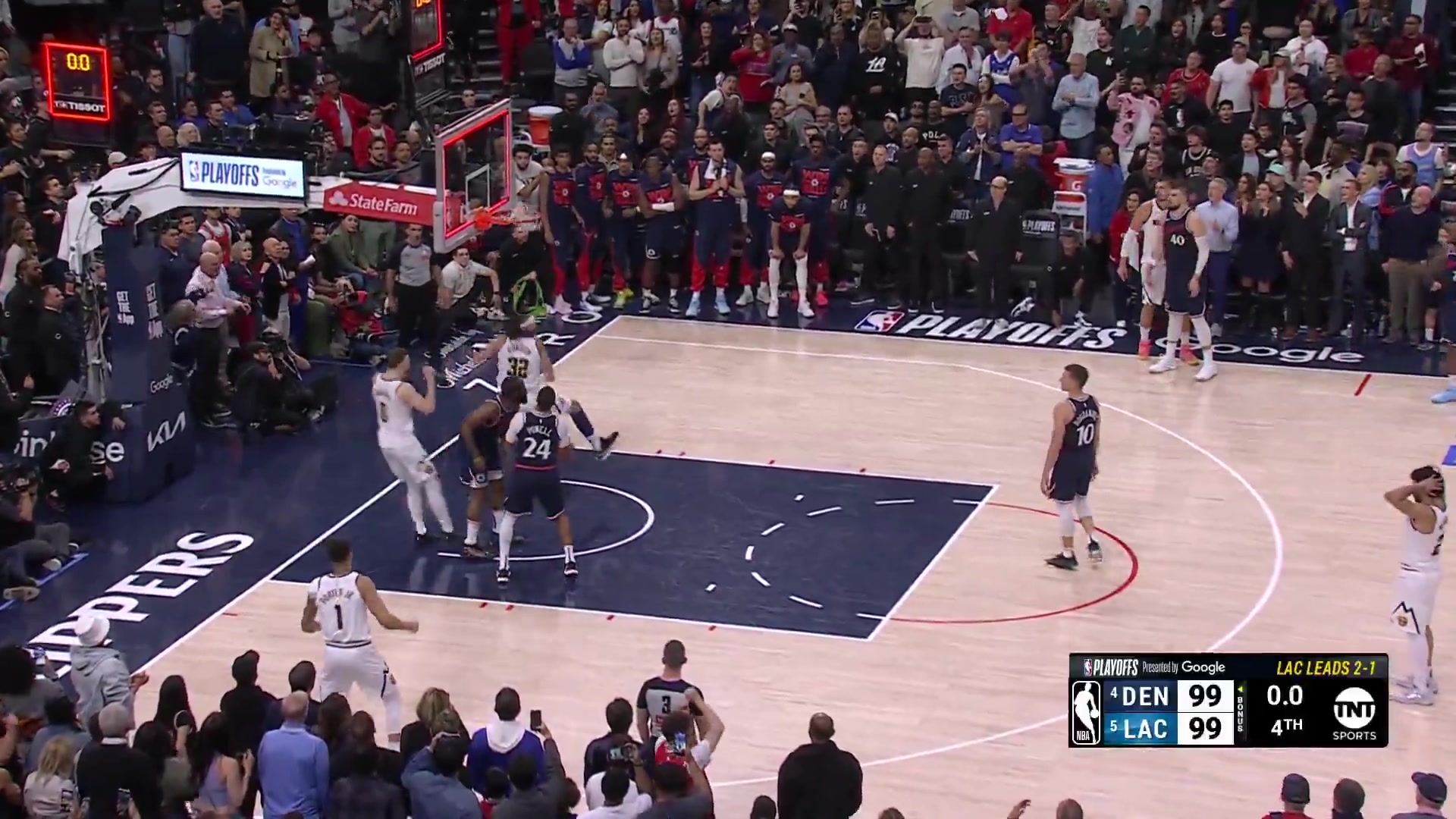 png电子平台妹超时啊啊🤯！NBA官方晒戈登绝杀瞬间：灯亮时球刚好脱离手指