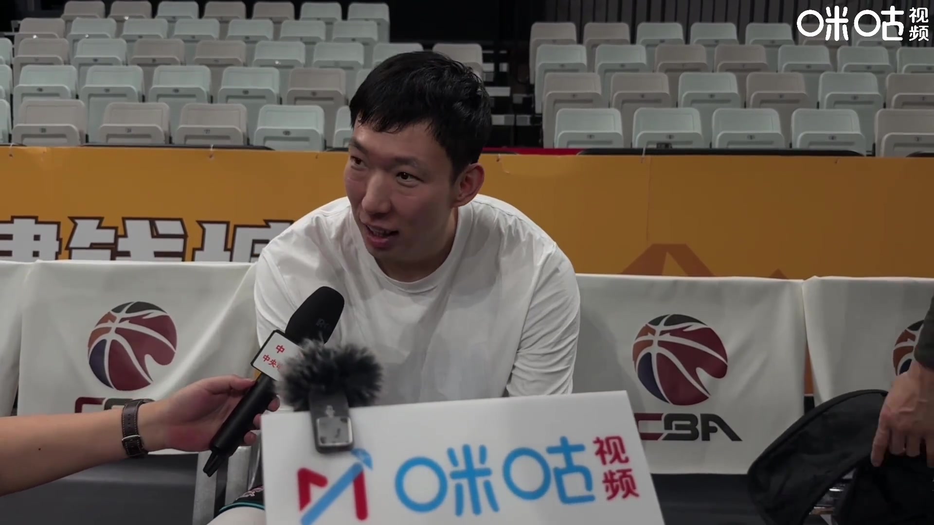 png电子网站周琦：眼镜戴了三场还在适应 也试了别的但还是选了原来的