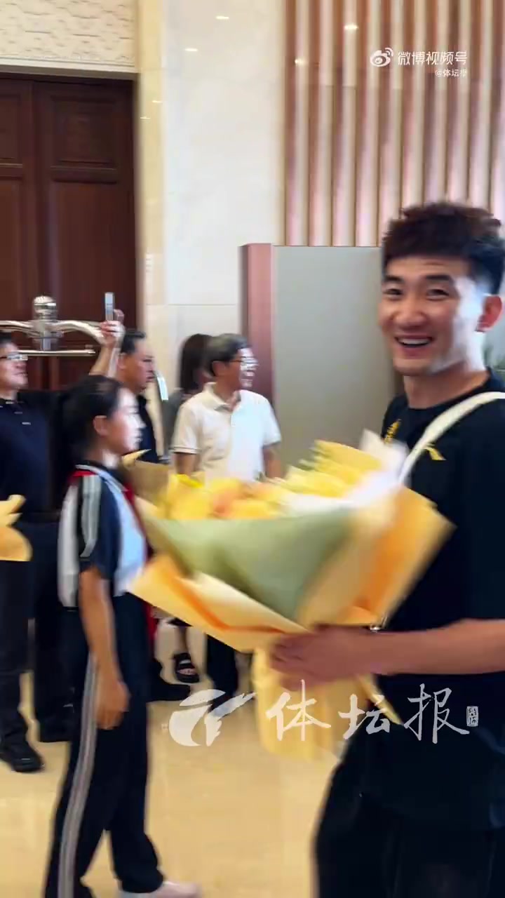 png电子网站载誉而归！广厦今天回到杭州 赵嘉仁和球队会合&举起至尊鼎