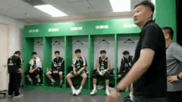 png电子官网广东实验半场41-31领先清华附中！杜锋前往更衣室鼓励球员！