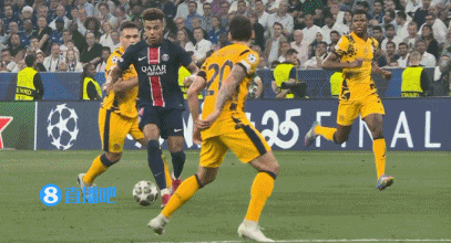 png电子网站门前危险不断！杜埃禁区外远射偏出底线