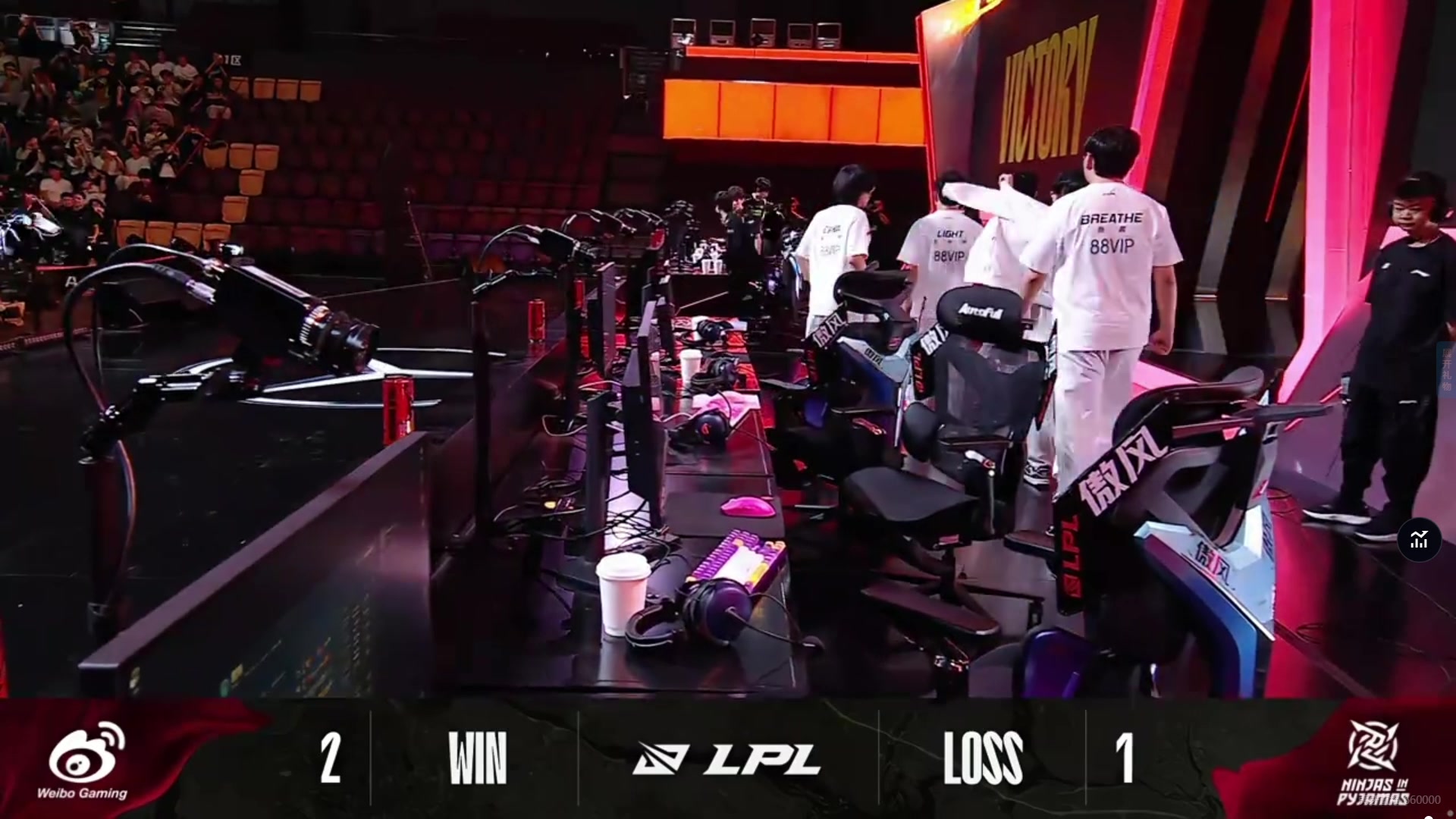 电子png游戏大伙想看的是这个？赛后碰拳环节 导播不切金玉良缘正面镜头