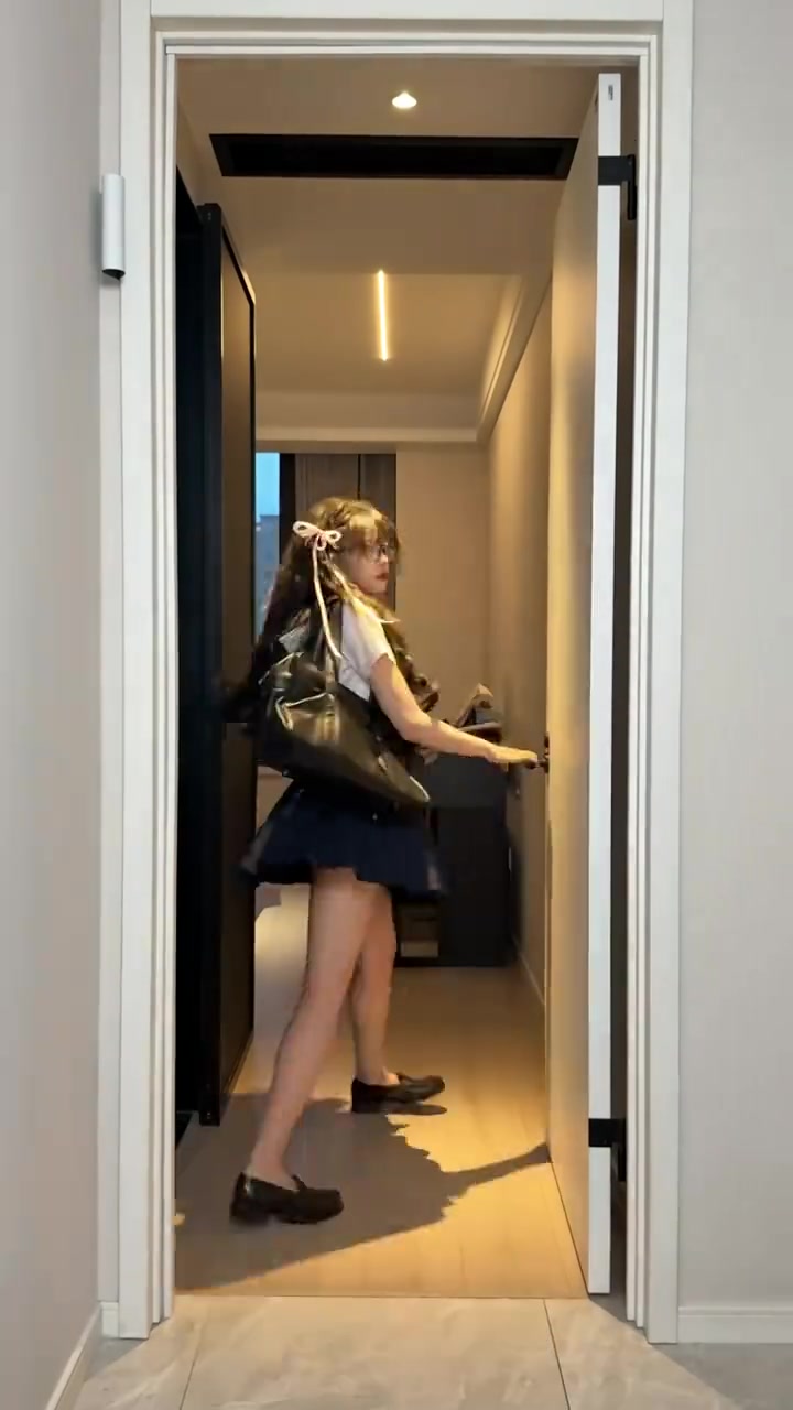 png电子官网主持人骆歆分享异世界转场：这是把我带哪儿来了？？