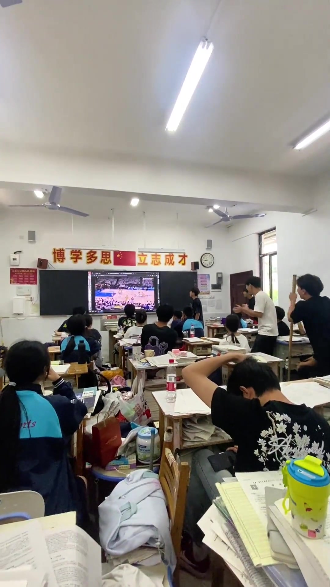 png电子完美的句号！😍高三学子跳上课桌庆祝绝杀 哈利惊现评论区