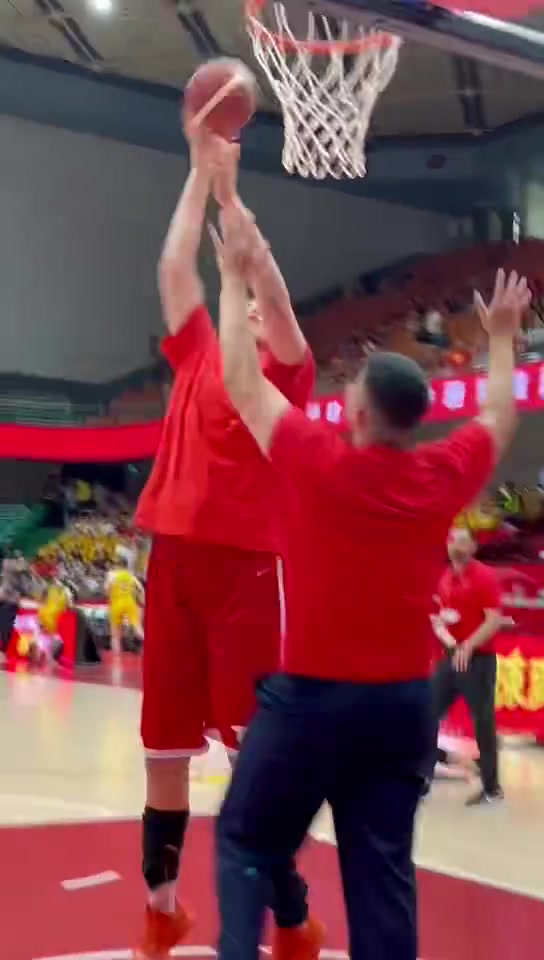 电子png游戏一伸手就碰到篮筐了😮张子宇迎家乡济南首秀 赛前对抗投篮热身